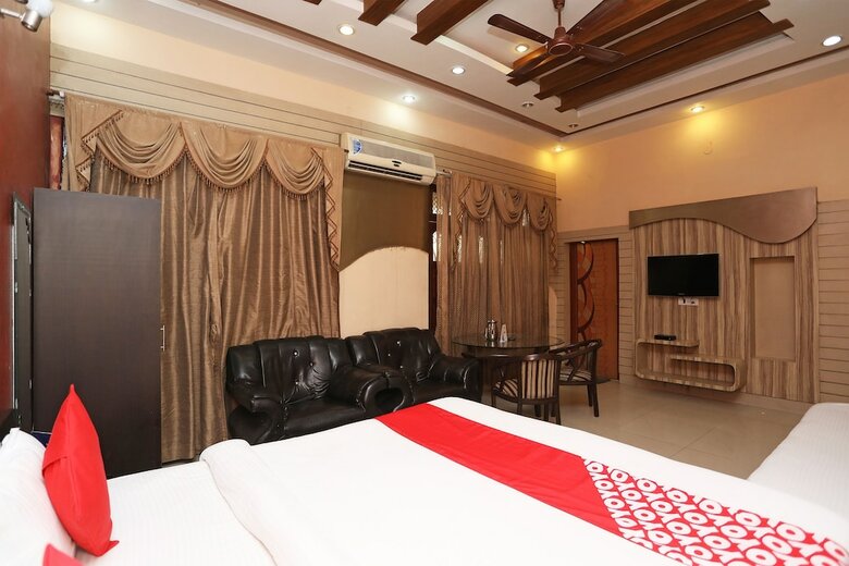 Oyo 1379 Hotel Hkj International