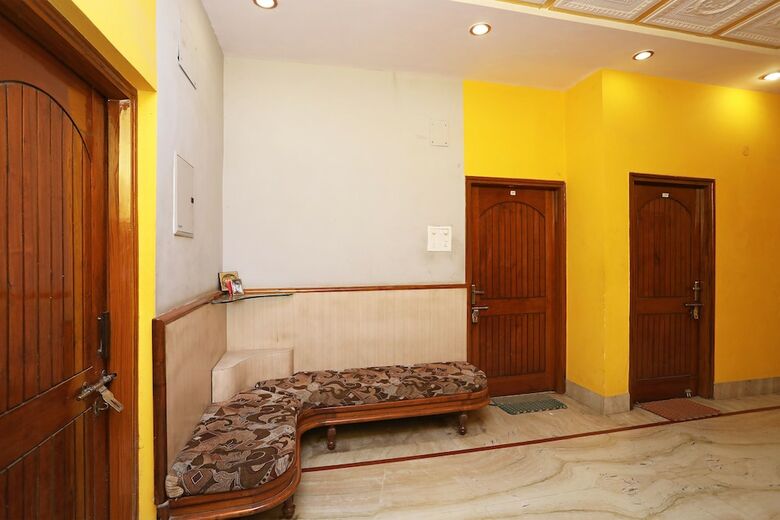 Oyo 1379 Hotel Hkj International