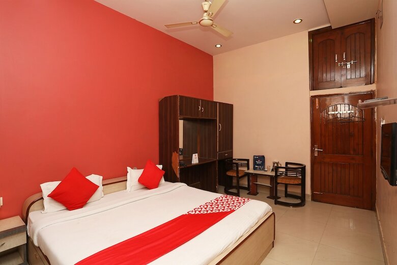 Oyo 1379 Hotel Hkj International