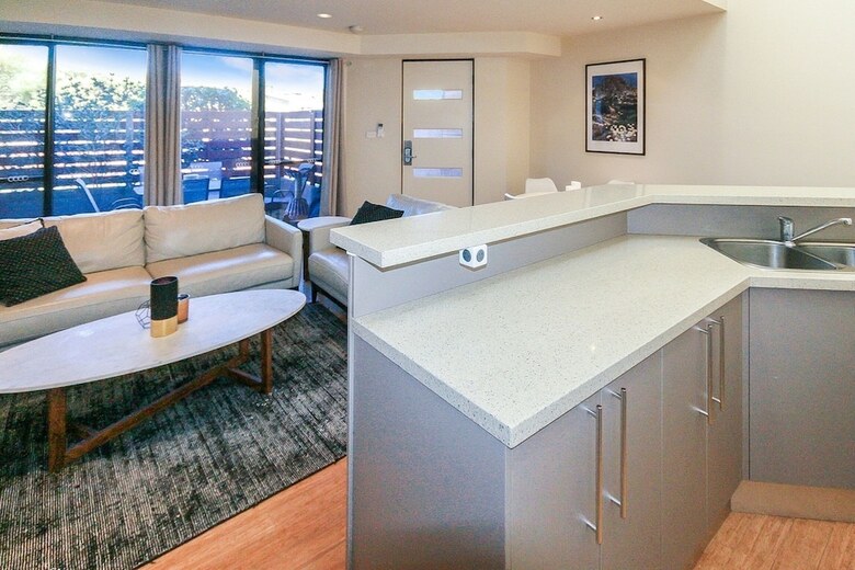 Khione 6 - Modern 2 Bedroom Townhouse