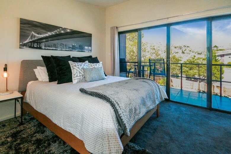 Khione 6 - Modern 2 Bedroom Townhouse