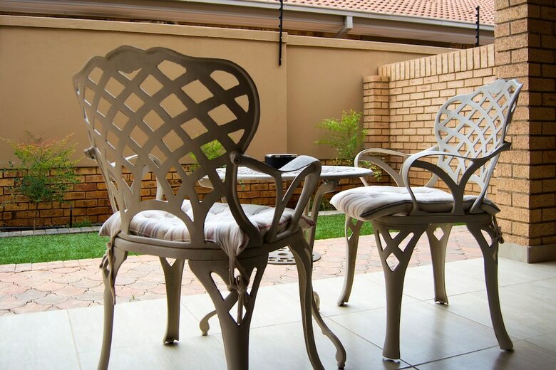 Camelot Guest House & Apartments