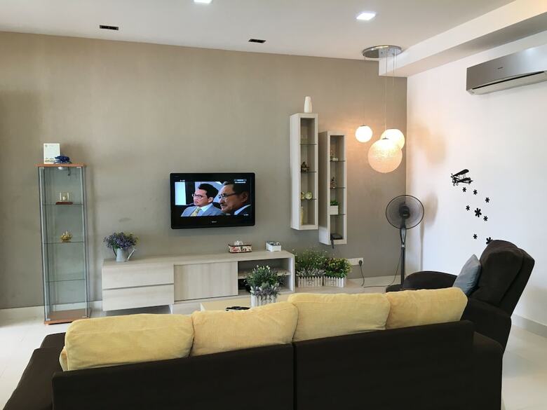 Ibook 1 - Luxury Holiday Homestay