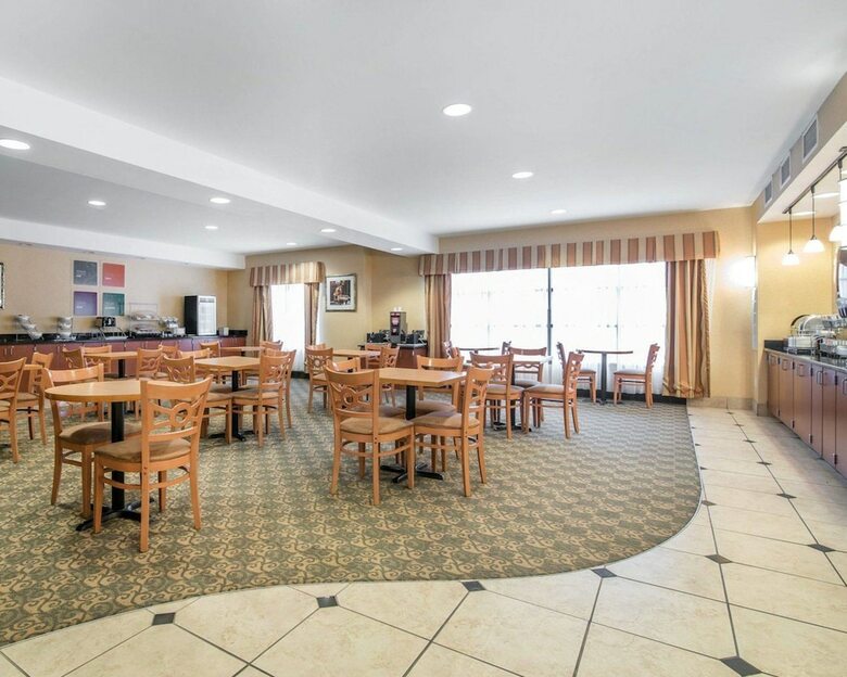 Hotel Comfort Suites Vestal Near University