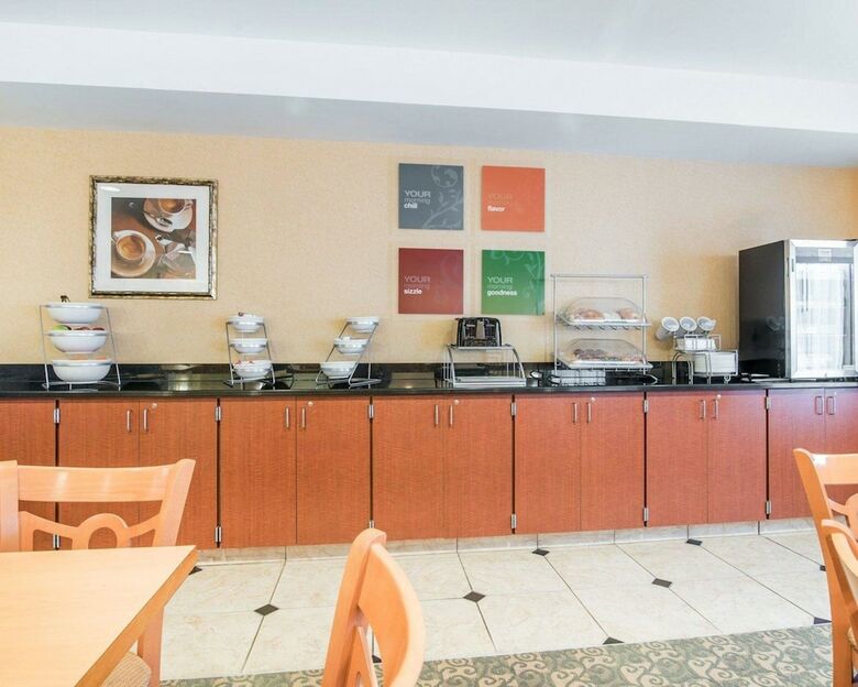 Hotel Comfort Suites Vestal Near University