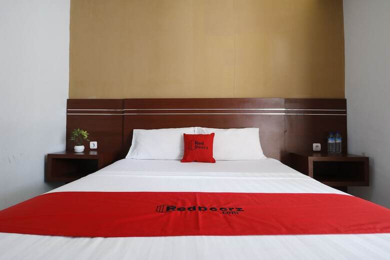 Hotel Reddoorz Plus @ Cakranegara