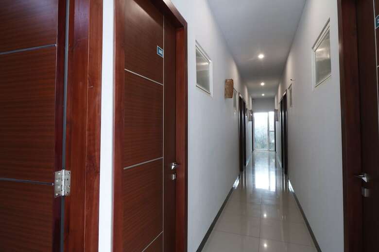 Hotel Reddoorz Plus @ Cakranegara
