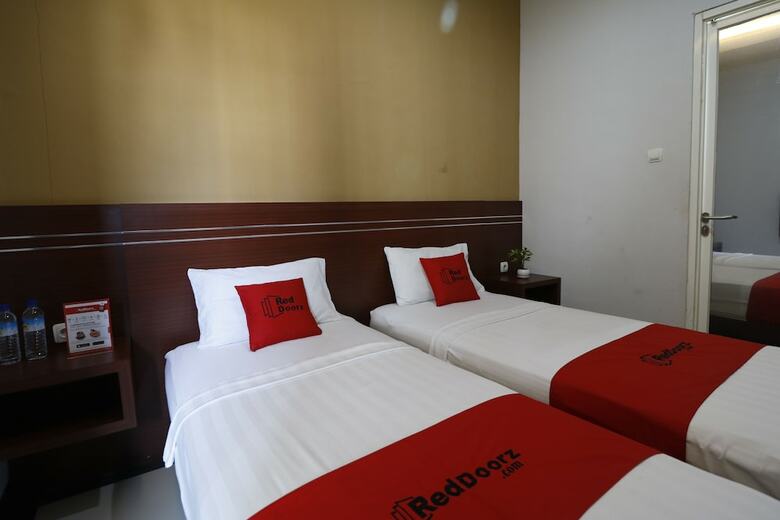Hotel Reddoorz Plus @ Cakranegara