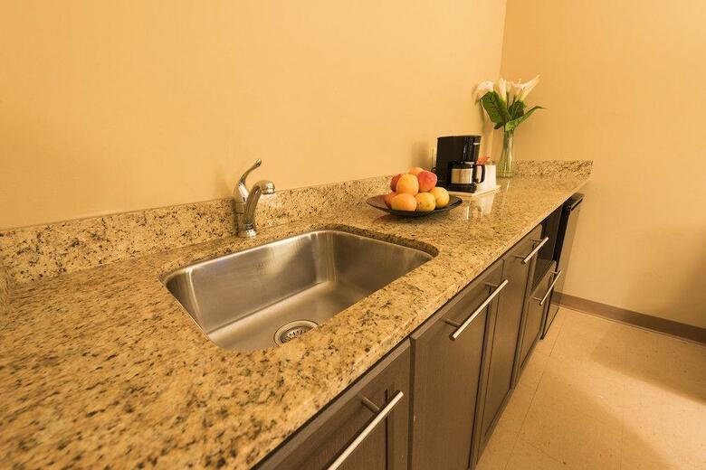 Hotel Quality Inn & Suites P.e. Trudeau Airport