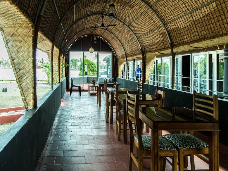 Hotel Oyo 5237 Island Lake Resort