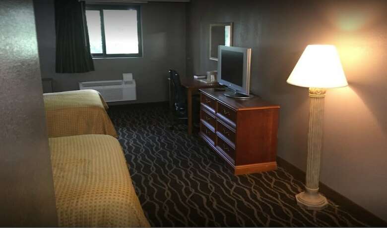 Hotel Economy Inn North Randall