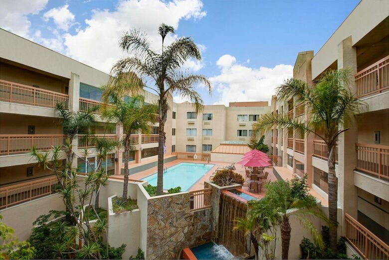 Hotel Ramada By Wyndham Hawthorne Lax / La Stadium