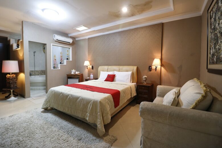 Hotel Reddoorz Plus @ Jalan Dharmawangsa