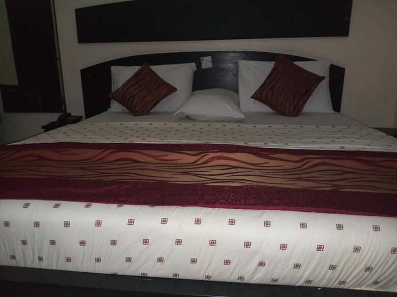 Roneks Royal Hotel & Suites