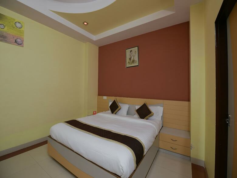 Oyo 11923 Hotel Rajdhani Palace