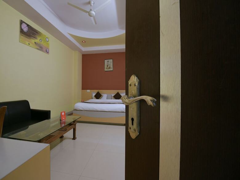 Oyo 11923 Hotel Rajdhani Palace
