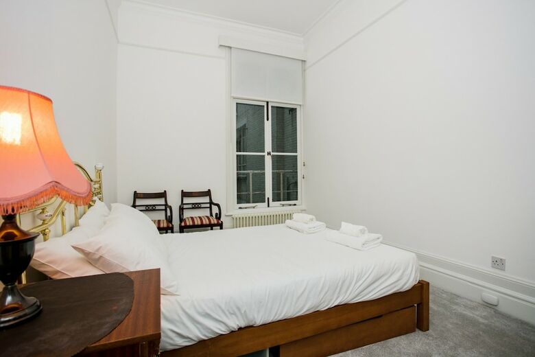 2 Bedroom Apartment In Westminister