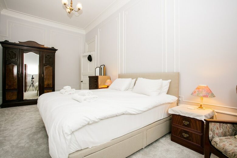 2 Bedroom Apartment In Westminister