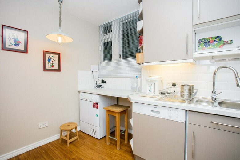 2 Bedroom Apartment In Westminister