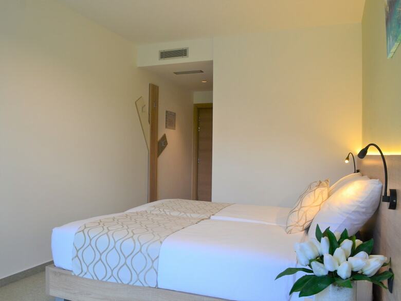 16 Lakes Hotel