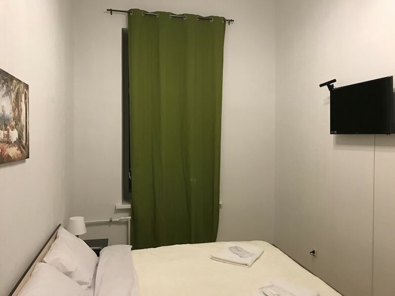 Hotel Avers House