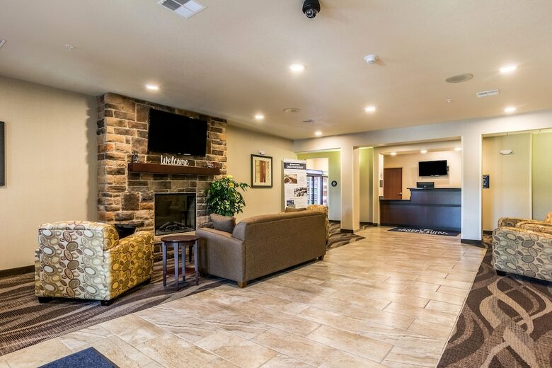 Cobblestone Hotel & Suites - Hutchinson