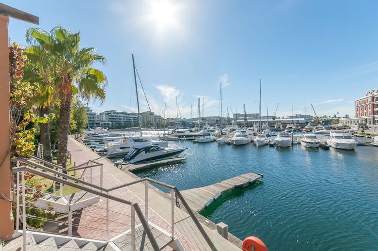Hotel Mountain Marina Luxury Apartments