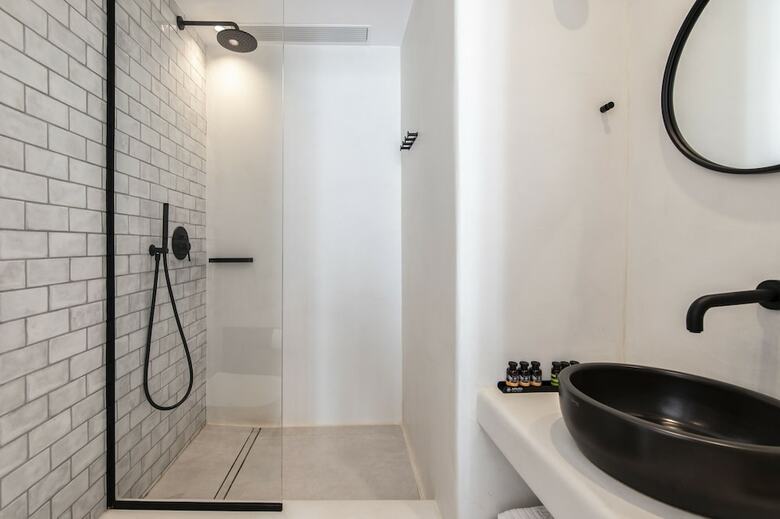 Adorno Beach Hotel & Suites
