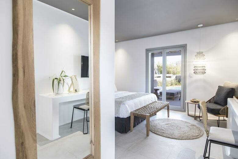 Adorno Beach Hotel & Suites