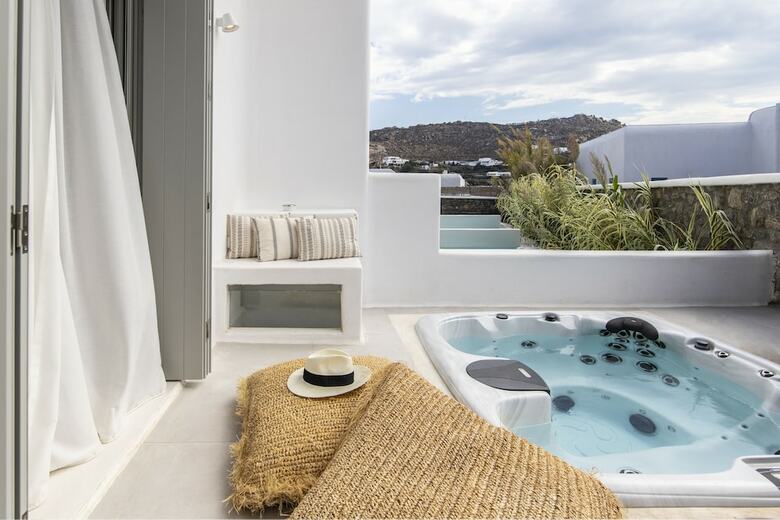 Adorno Beach Hotel & Suites