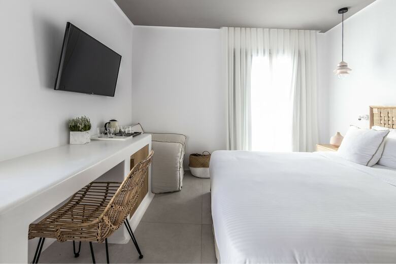 Adorno Beach Hotel & Suites