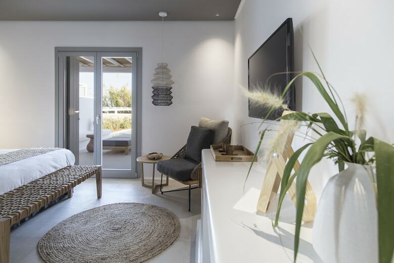 Adorno Beach Hotel & Suites