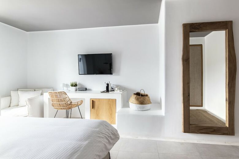 Adorno Beach Hotel & Suites