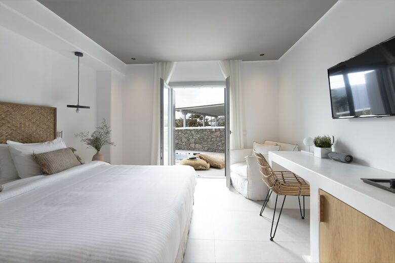 Adorno Beach Hotel & Suites