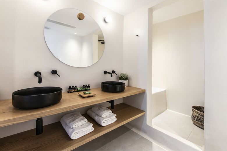 Adorno Beach Hotel & Suites