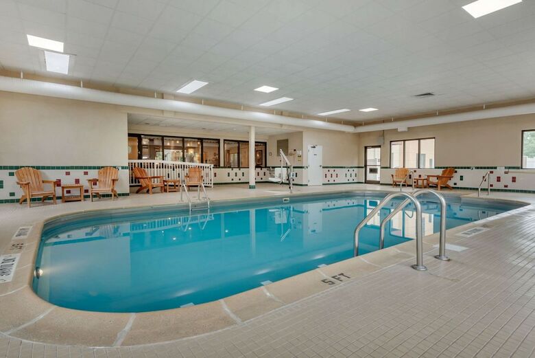 Hotel Comfort Suites Near Route 66