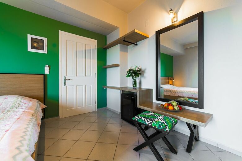 Tropical Hotel B