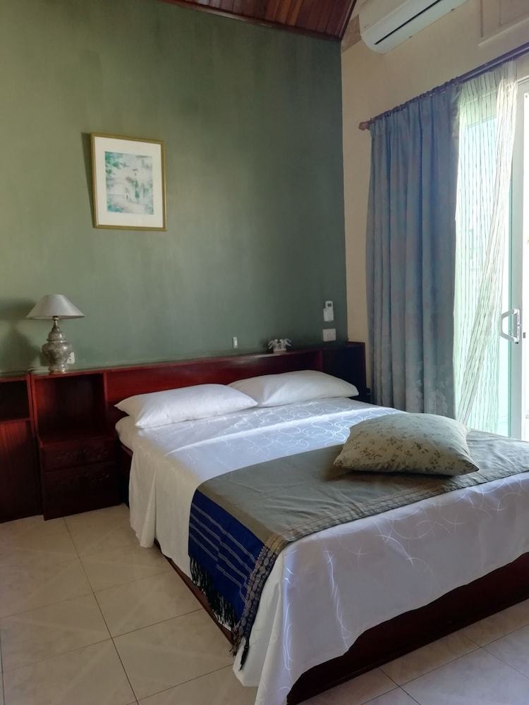 Villa La Joliette Bungalow - Opposite Pereybere Beach