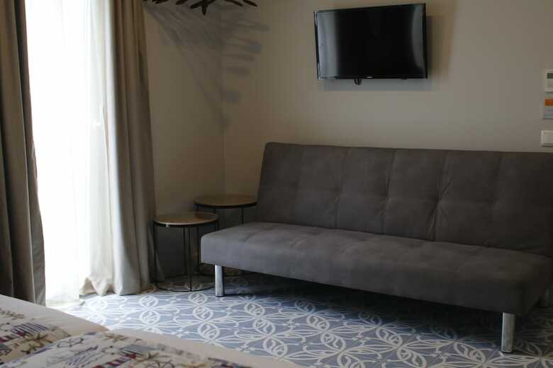 Hostal Royal Beach Hostel & Suites