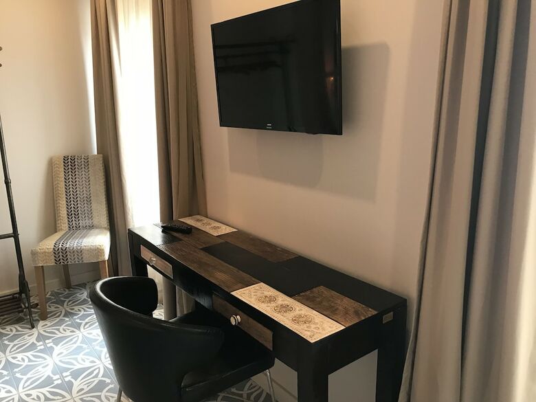 Hostal Royal Beach Hostel & Suites