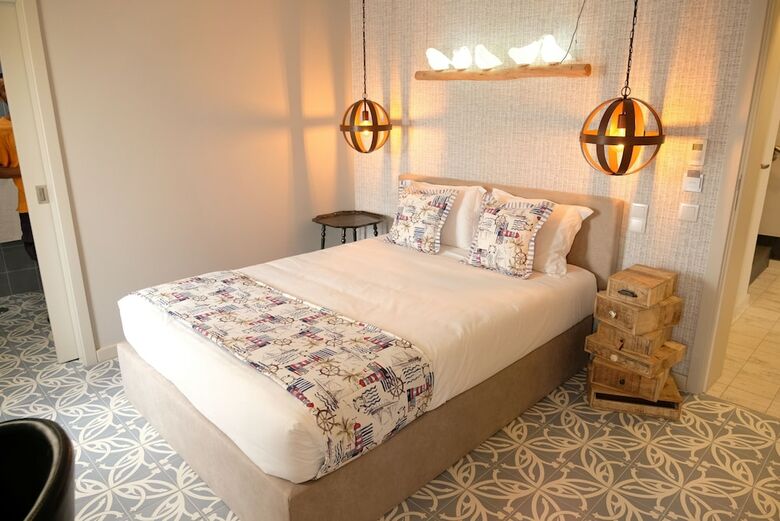 Hostal Royal Beach Hostel & Suites