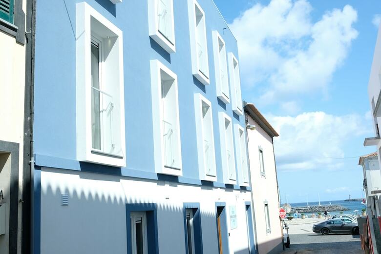 Hostal Royal Beach Hostel & Suites