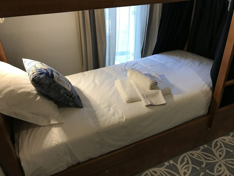 Hostal Royal Beach Hostel & Suites
