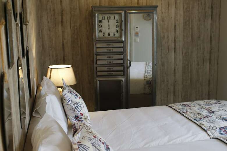 Hostal Royal Beach Hostel & Suites