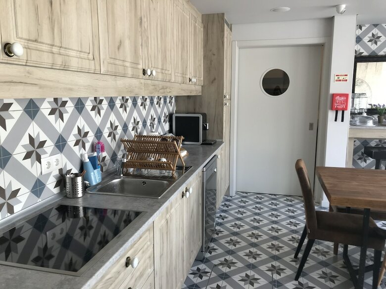 Hostal Royal Beach Hostel & Suites