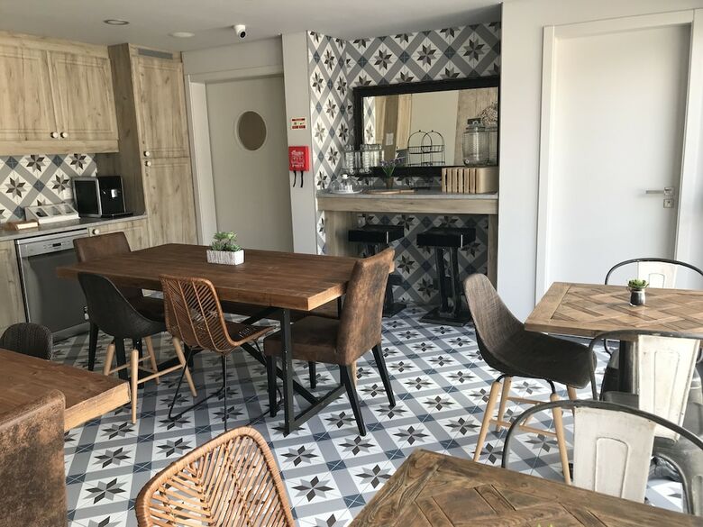 Hostal Royal Beach Hostel & Suites