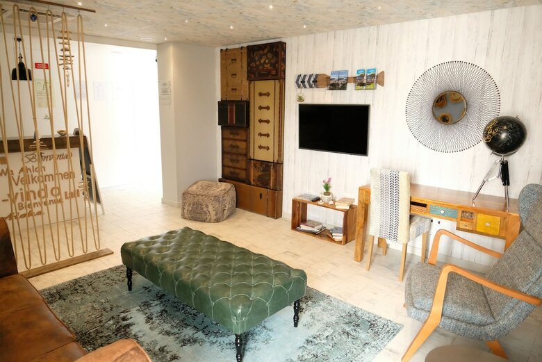 Hostal Royal Beach Hostel & Suites