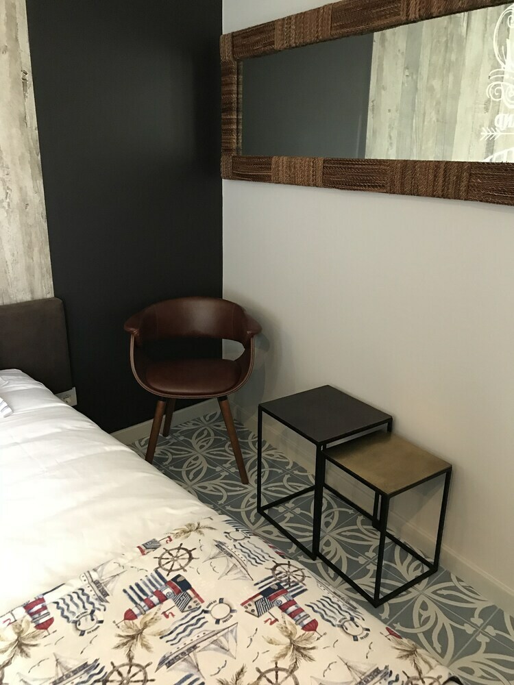 Hostal Royal Beach Hostel & Suites