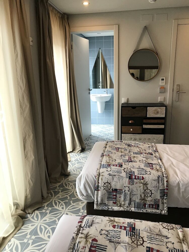 Hostal Royal Beach Hostel & Suites