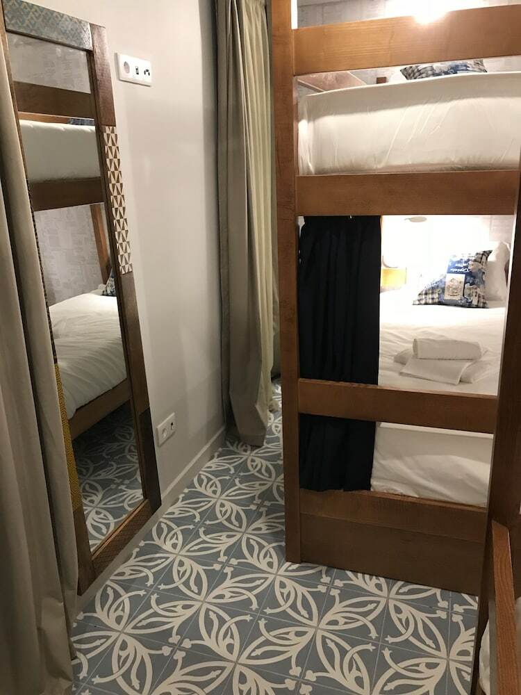 Hostal Royal Beach Hostel & Suites